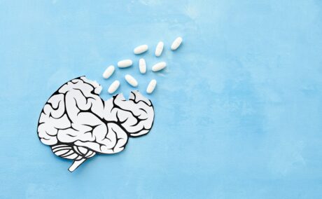 Creier desenat și pastile albe, sugestiv pentru tratamente pentru îmbătrânirea creierului