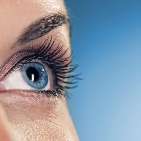 Detaliu ochi de femeie de culoare albastră, sugestiv pentru ce spun ochii despre sănătate