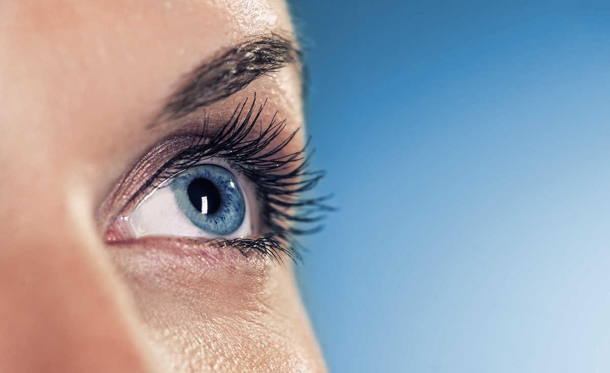 Detaliu ochi de femeie de culoare albastră, sugestiv pentru ce spun ochii despre sănătate