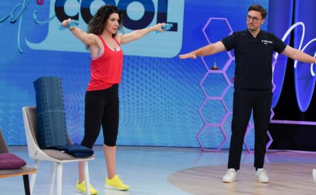 Carmen Brumă, tehnician nutriționist și antrenor de fitness execută exerciții fizice, alături de doctorul Mihail Pautov și ceilalți invitați ai emisiunii MediCOOL