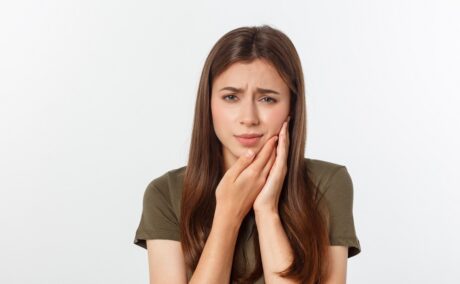 Femeie cu durere de măsea, sugestiv entru durerea de dinți de la curent