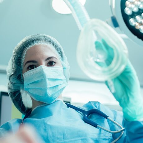 Medic cu o mască în mână, sugestiv pentru anestezia generală pe cale inhalatorie