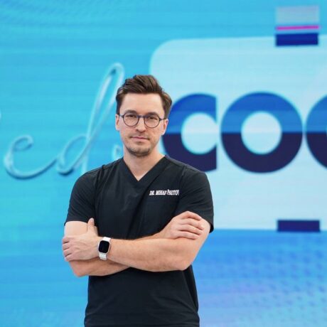 Mihail Pautov, într-un halat negru, în platoul emisiunii MediCOOL