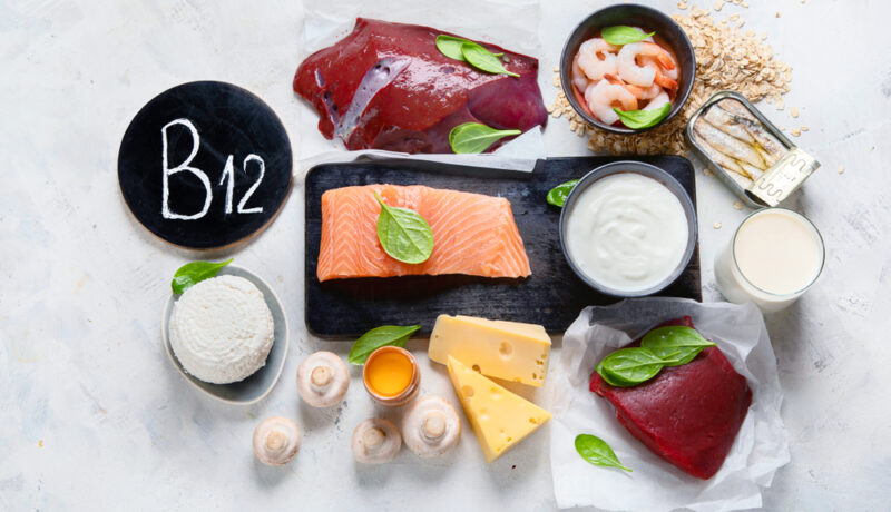 Surse naturale de vitamina B12: lapte, iaurt, sardine, ciuperci, ficat, pește și carne roșie