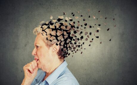 Femeie care se gândește, sugetiv pentru problemele de memorie, care sunt primele semne de Alzheimer