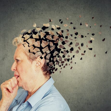 Femeie care se gândește, sugetiv pentru problemele de memorie, care sunt primele semne de Alzheimer