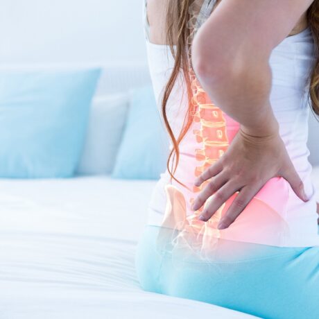 Femeie cu dureri de spate în zona lombară, printre principalele semne că ai lipsă de vitamina D