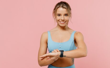 Femeie îmbrăcată sport care se uită la ceas