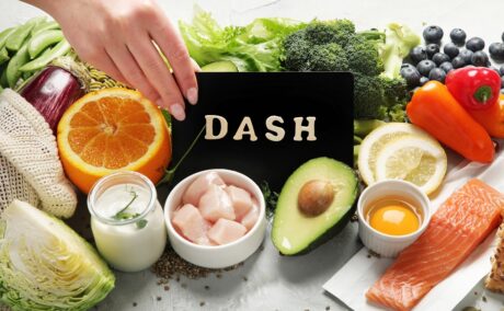 Legume, fructe, carne slabă și iaurt, alimente recomandate în dieta DASH