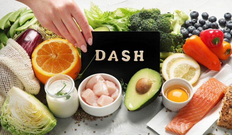 Legume, fructe, carne slabă și iaurt, alimente recomandate în dieta DASH