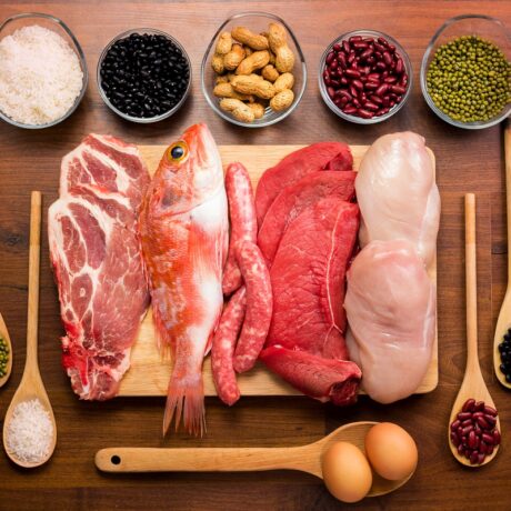 Surse de proteine animale vs. vegetale: carne, pește, ouă, semințe, fasole