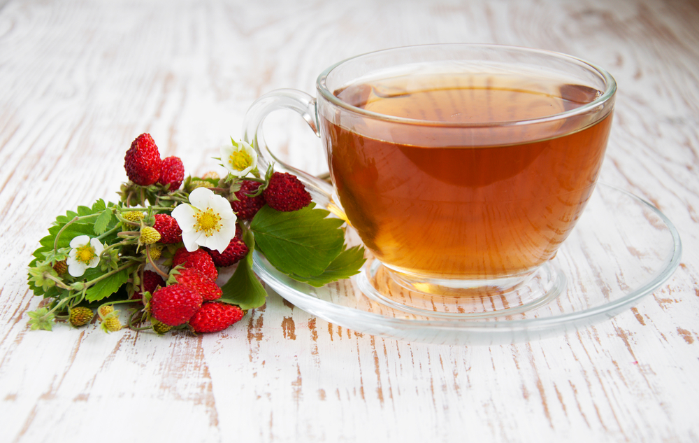 O ceașcă cu ceai, lângă câteva căpșuni