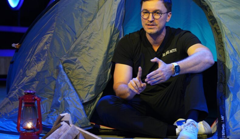 Doctorul Mihail Pautov într-un cort, în platoul emisiunii MediCOOL