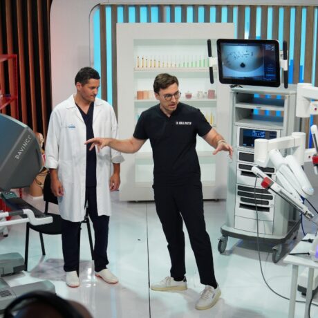 Medicii chirurgi Mihail Pautov și Florin Dobrițoiu prezintă noul robot chirurgical, în backstage-ul emisiunii MediCOOL