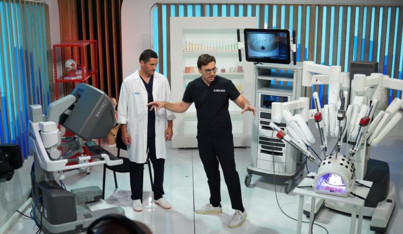 Medicii chirurgi Mihail Pautov și Florin Dobrițoiu prezintă noul robot chirurgical, în backstage-ul emisiunii MediCOOL