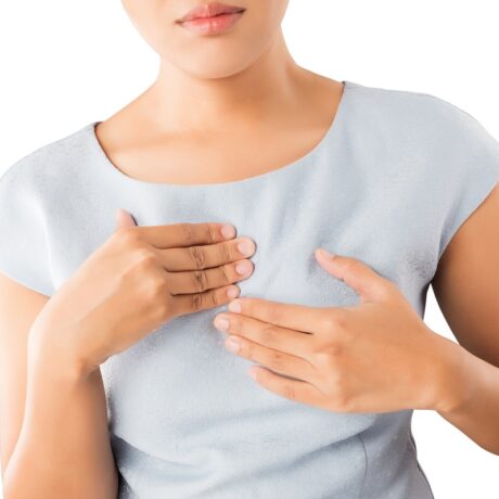 Femeie cu mâna la piept care suferă de arsuri gastrice, simptom care poate semnala un infarct „dus pe picioare”