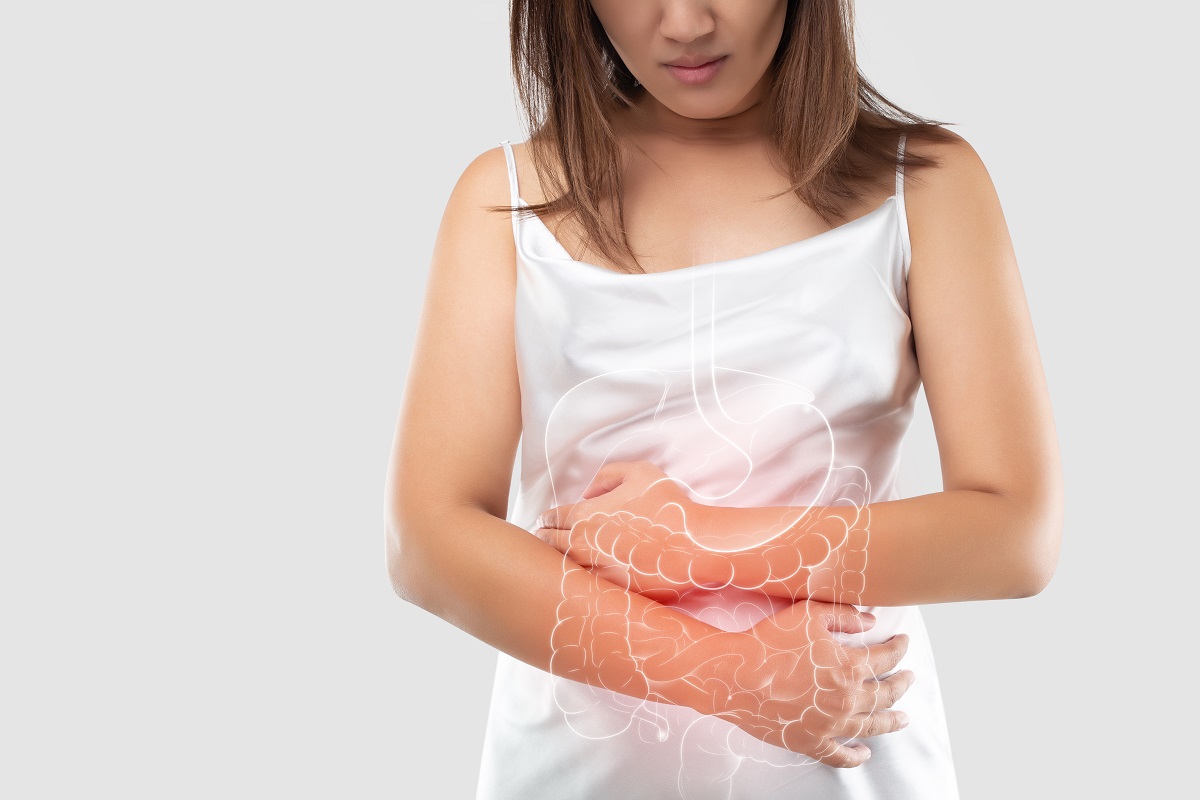 Femeie cu dureri abdominale și sistem digestiv desenat, sugestiv pentru boala Crohn