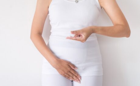 Gravidă cu cremă pe degete, sugestiv pentru cremele vaginale recomandate pentru candidoza în sarcină
