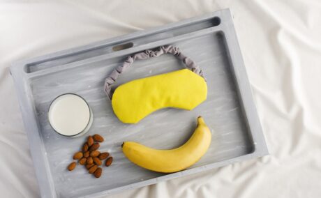 Mască de somn cu banană, migdale și lapte pe o tavă, alimente pentru un somn bun