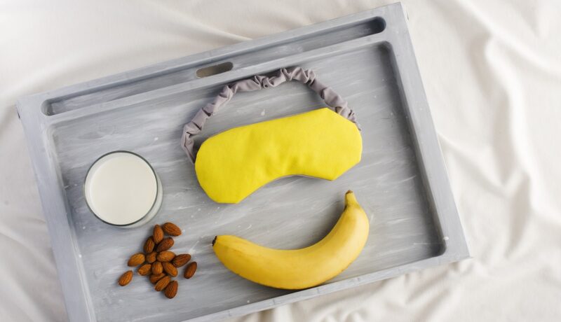 Mască de somn cu banană, migdale și lapte pe o tavă, alimente pentru un somn bun