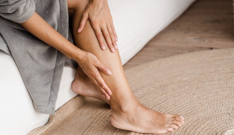 Remedii naturale pentru tratarea picioarelor umflate. Cum le poți aplica