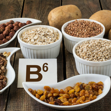 Alimente bogate în vitamina B6: cartofi, alune, nuci, hrișcă, fulgi de ovăz, orz