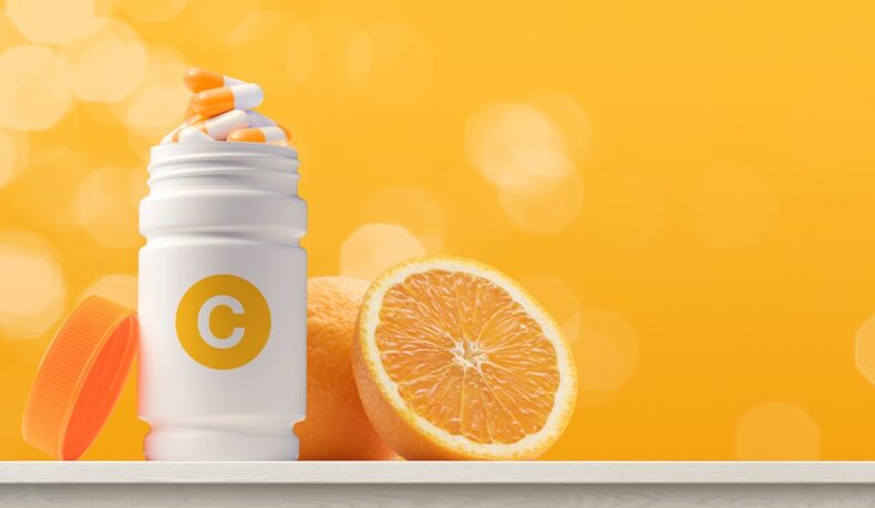 Suplimente alimentare cu vitamina C pentru imunitate și portocală tăiată