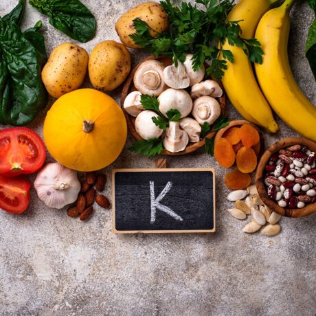 Banane, ciuperci, roții, caise deshidratate, fasole i alte alimente care conțin potasiu, notat cu simbolul K