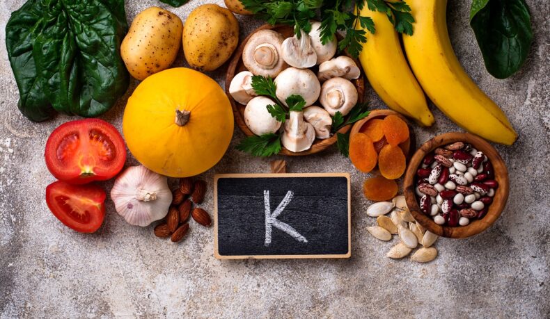 Banane, ciuperci, roții, caise deshidratate, fasole i alte alimente care conțin potasiu, notat cu simbolul K