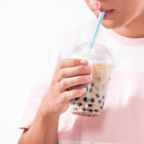 Bărbat care bea un bubble tea din pahar de plastic