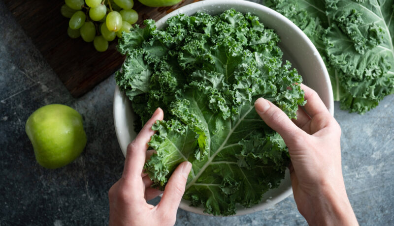 Beneficiile consumului de kale. Cum te poate ajuta această legumă