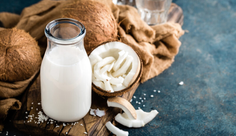 Beneficiile laptelui de cocos. Ce efecte poate oferi conținutul său nutritiv