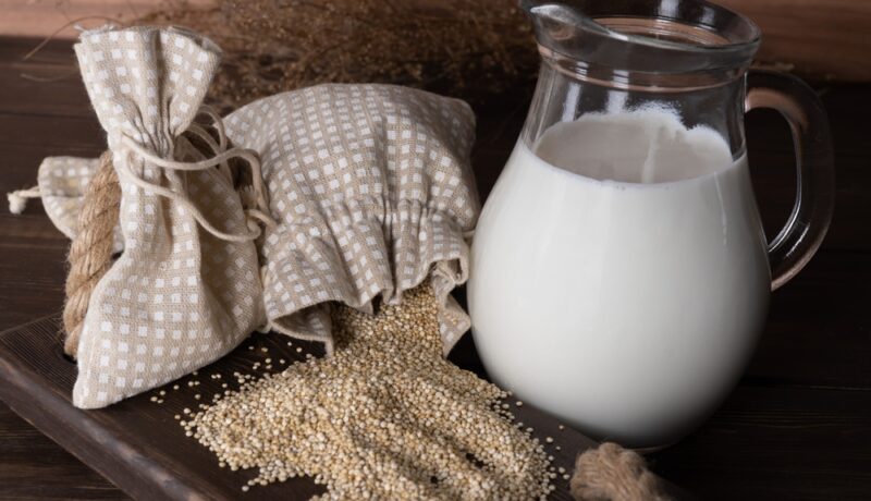 Beneficiile laptelui de quinoa. De ce poate fi avantajos acest produs vegetal