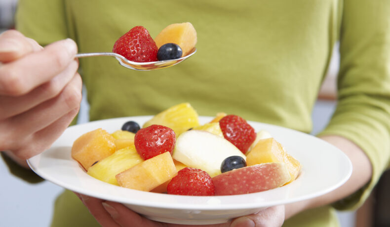 Ce se întâmplă când mănânci fructe pe stomacul gol. Care sunt părerile dieteticienilor