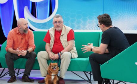 Alexandru Buzdea, medic veterinar, și Călin, posesorul câinelui Cofee, alături de doctorul Mihail Pautov, în platoul emisiunii MediCOOL