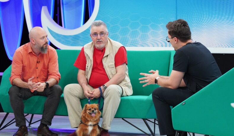 Alexandru Buzdea, medic veterinar, și Călin, posesorul câinelui Cofee, alături de doctorul Mihail Pautov, în platoul emisiunii MediCOOL