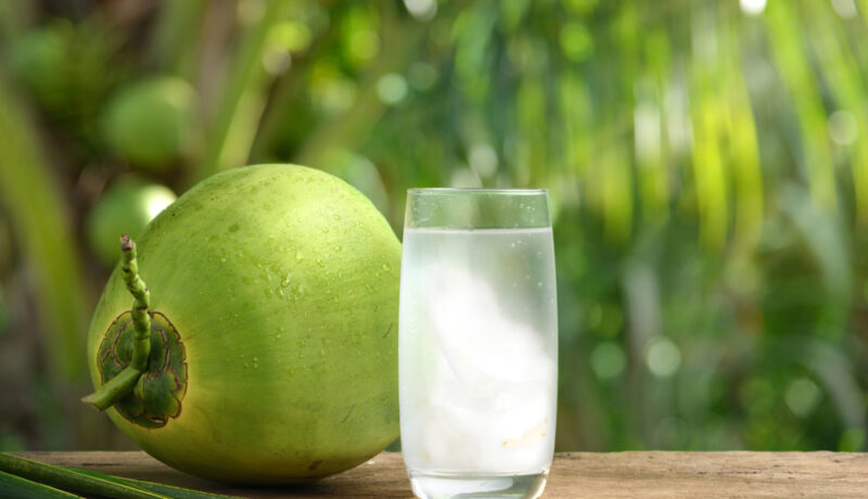 De ce să consumi apă de cocos. Care sunt beneficiile și când o poți bea