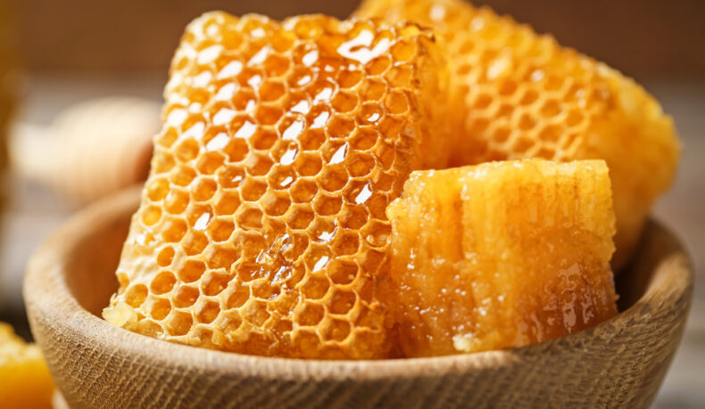 Fagure de miere într-un castron din lemn