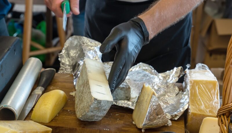 Tipul de brânză pe care este indicat să-l eviți. Cum îți poate afecta sănătatea