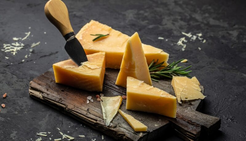 Beneficiile consumului de brânză cheddar. De ce să incluzi în alimentație acest produs lactat