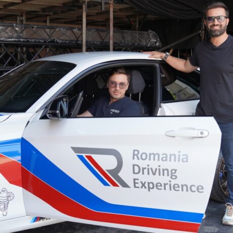 Silviu Toma, trainer conducere defensivă, alături de Mihail Pautov, medic chirurg într-o mașină
