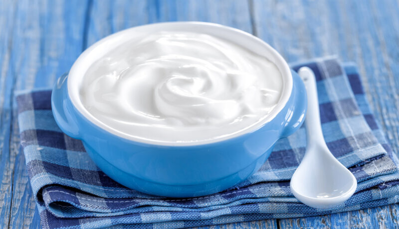 Ce se întâmplă dacă mănânci zilnic iaurt. Cum îți poate susține starea de sănătate