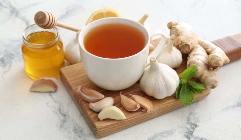 Ceai, usturoi, miere, ghimbir și alte remedii pentru răceală și gripă