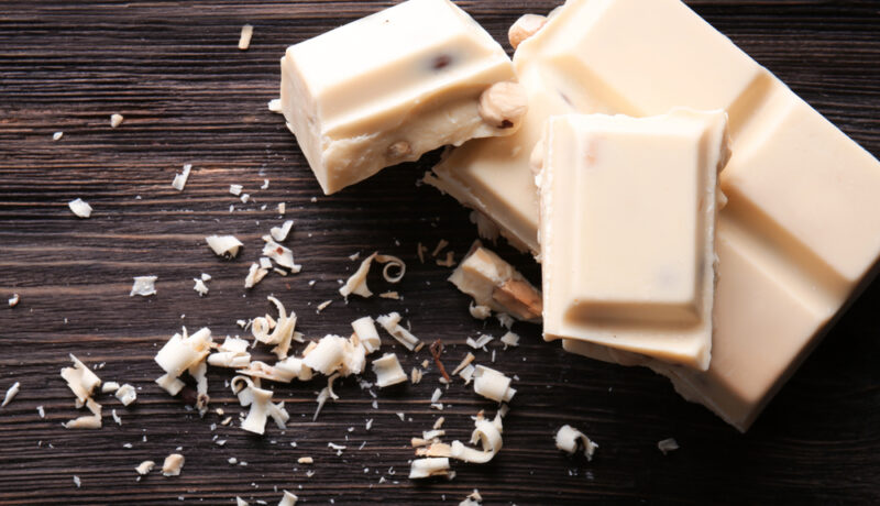 Ciocolata albă: care sunt beneficiile și riscurile pentru sănătate