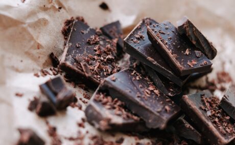 Ciocolata neagră: beneficii, conținut nutritiv și riscuri