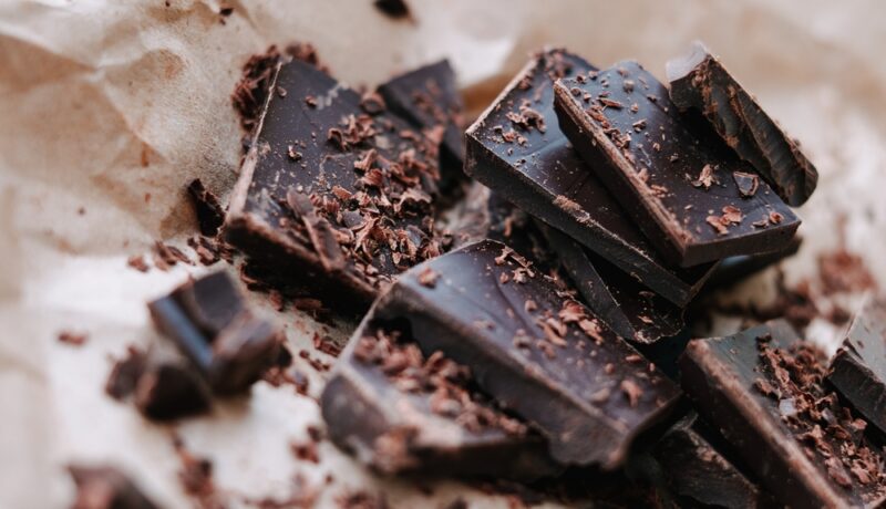 Ciocolata neagră: beneficii, conținut nutritiv și riscuri