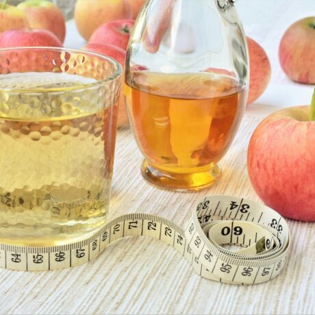 mere, pahar de apă cu oțet de mere și sticlă cu oțet de mere, sugestiv pentru apa cu oțet de mere pentru slăbit