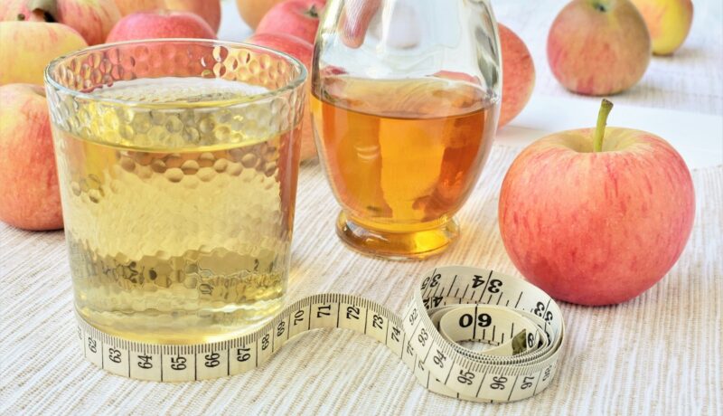 mere, pahar de apă cu oțet de mere și sticlă cu oțet de mere, sugestiv pentru apa cu oțet de mere pentru slăbit