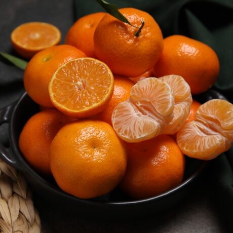 Un castron cu portocale și felii de portocale