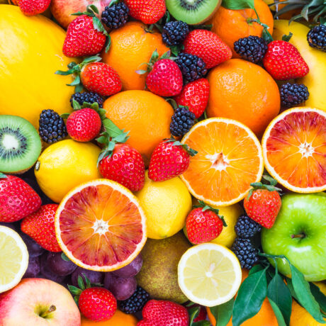 Mai multe tipuri de fructe: portocale, mure, căpșuni, mere, lămâi, kiwi, prune, mere și ananas